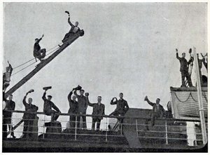 9. Корабль отходит от пристани в свое первое путешествие. 12 июля 1933 года.jpg