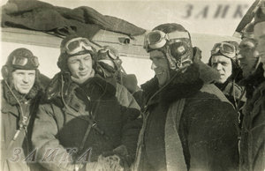  1939-1940 Сов-Фин война И.Т. Спирин с летчиками копия.jpg