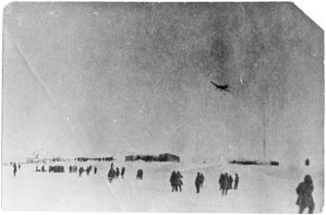 Залив Кожевникова. Март 1938 года.<br />Прилетел самолёт Н176, пилотируемый т.Тихоновым, делает круг над посёлком Нордвикстроя в заливе Кожевникова. Фото инж. Ивлиева. : Н176.jpg