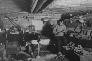  Примерно 1901 год. К.Воллосович в поварне  полярн. эксп.Э.Толля. Фото РАН.jpg