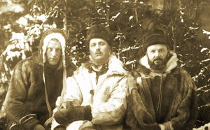  Борис Агапов (на фото слева) вошёл в историю, пройдя 200 км по глухой тайге с запчастями к сломанному катеру экспедиции полярников.jpg