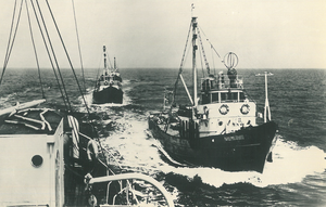  Сейнеры рыб флота в открытом море..png