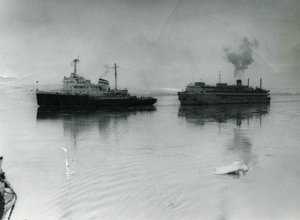  Вьюга буксирует плав.казарму (На проводке. Навигация 1963 г..jpg