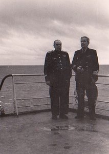  нш ЭОН А.И.Матвеев и Б.Е.Ушаков на мостике Вьюги-1963.jpg