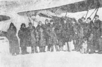 Проводы авиазвена М.В. Водопьянова (шестой слева) с бухты Нагаева на Чукотку. 1925 год. : 32-1.jpg
