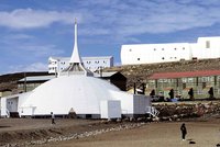  800px-Iqaluit_St_Jude_1995-06-08.jpg